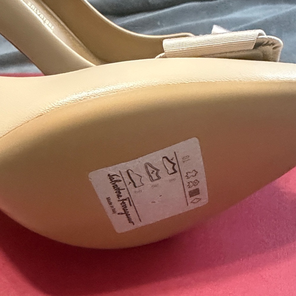 Salvatore Ferragamo Cream Pointed-Toe Varina Bow Flats - Picture 2 of 7